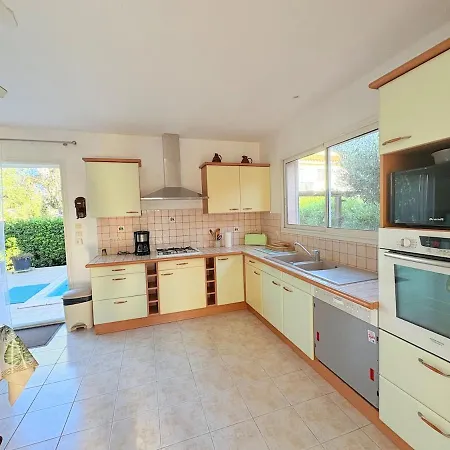 Hébergement de vacances Superbe Maison Avec Piscine Privee Proche