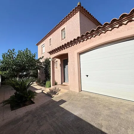 Hébergement de vacances Superbe Maison Avec Piscine Privee Proche